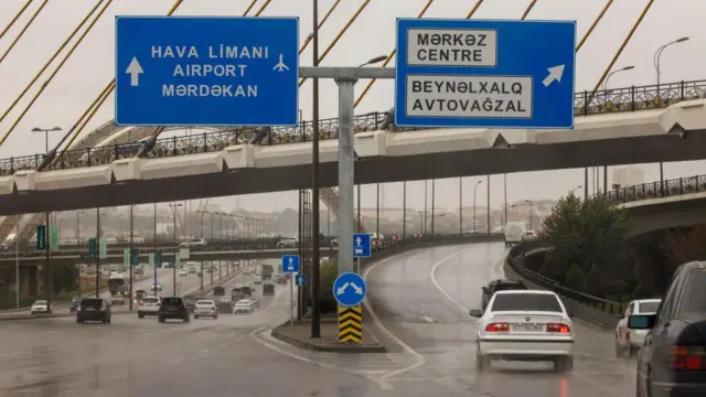 Azərbaycan qonşuları üçün mühüm regional mərkəzə çevrilmək üçün milyardlarla dollar xərcləyir.