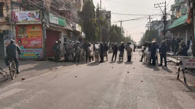 वीरगन्जका सडकमा परिचालित सुरक्षाकर्मी