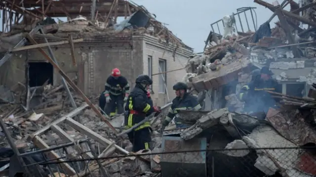 Bombeiros trabalham no local de um ataque com mísseis e drones russos em Khmelnytskyi, Ucrânia