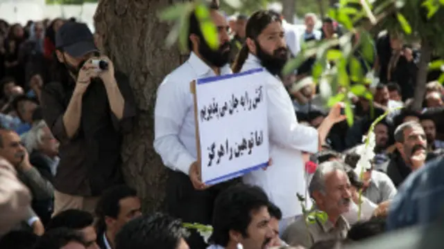 در سال ۹۲ سه تن از پیروان دین یارسان به‌خاطر تبعیضی که به پیروان این دین اعمال می‌شود، خودسوزی کردند