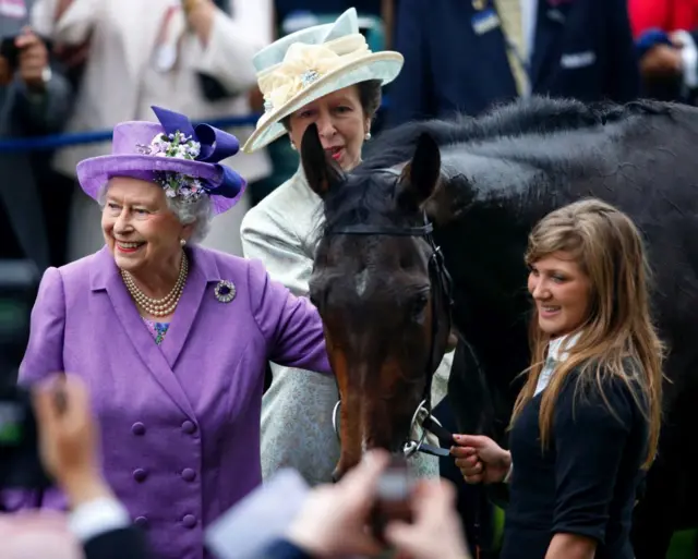 A rainha Elizabeth 2ª sorrindo ao ladocashback esportiva betcavalo ecashback esportiva betoutras pessoas