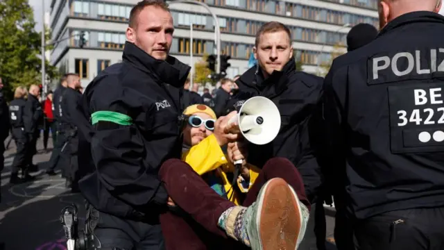 Policajci uklanjaju aktivistu