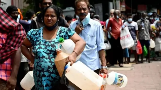 কলম্বো শহরে কেরোসিন কেনার জন্য মানুষের ভিড়।
