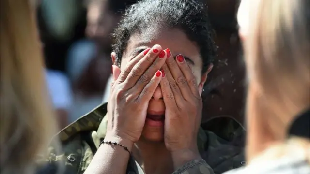 अपनों को ढ़ूंढ़ने की कोशिश कर रहे हैं लोग