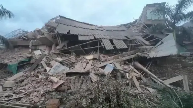 महाड इमारत कोसळली