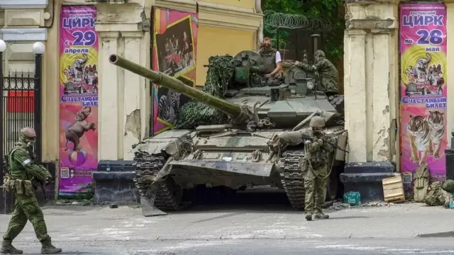 Ростов Дон цирки биноси дарвозасига тиқилиб қолган танк