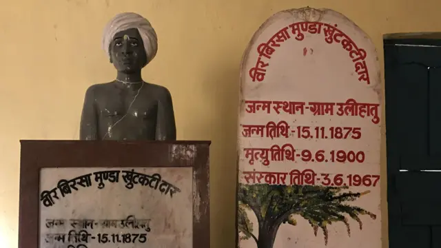 बिरसा मुंडा की मूर्ति