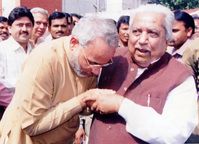 નરેન્દ્ર મોદી, ગુજરાત, અટલ બિહારી વાજપેયી, ગુજરાતનું રાજકારણ, રાજકારણ, બીબીસી ગુજરાતી