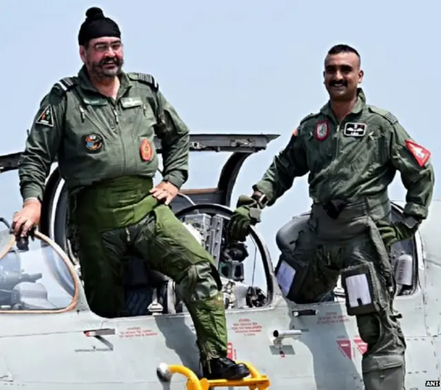 ਏਅਰ ਚੀਫ ਮਾਰਸ਼ਲ ਬੀਐੱਸ ਧਨੋਆ ਦੇ ਨਾਲ ਵਿੰਗ ਕਮਾਂਡਰ ਅਭਿਨੰਦਨ