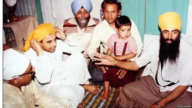 पंजाबमधील शीखांच्या मागण्यांमुळे जेव्हा समस्या गुंतागुंतीची झाली, तेव्हा अनेक नेत्यांनी मध्यस्थी करून राज्यातील परिस्थिती सुधारण्यासाठी मार्ग काढण्याचा प्रयत्न केला. चित्रात - सुब्रमण्यम स्वामी भिंद्रनवाले यांची भेट घेत आहेत.