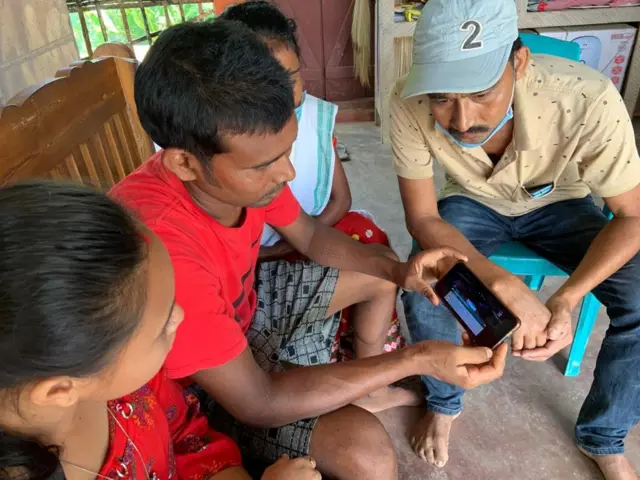 मैच देखते लोग