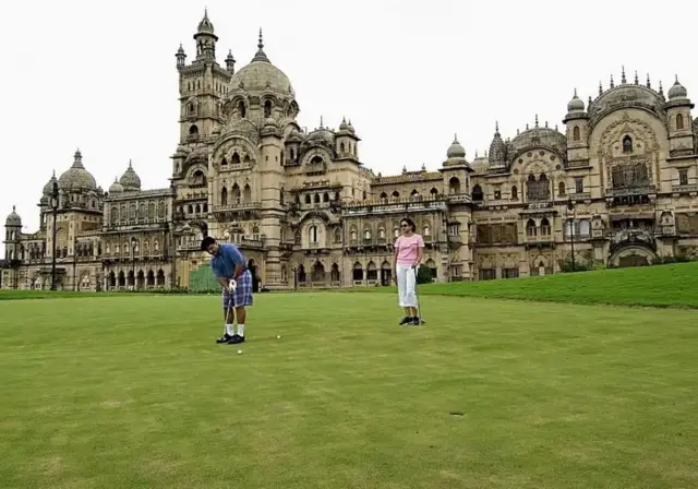 ਮਹਿਲ ਦੇ ਮੈਦਾਨ ਵਿੱਚ ਇੱਕ ਗੋਲਫ ਕੋਰਸ
