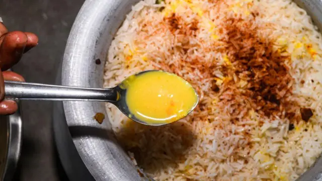 தினசரி உணவான பிரியாணி, முகலாய ரசனையின் தேர்ச்சியைப் பிரதிபலிக்கிறது.