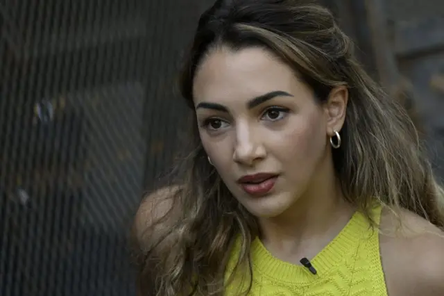 Thelma Fardín, con un top amarillo, mira a la cámara en 2022