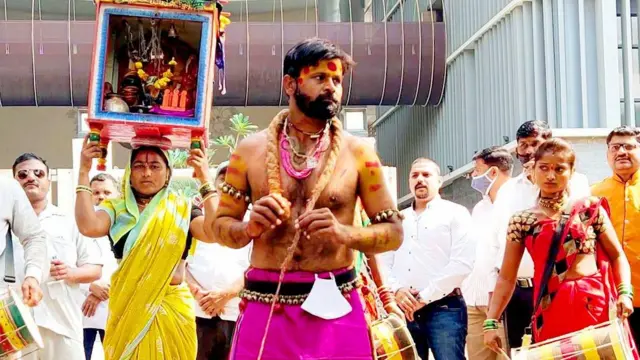 पोतराजाच्या वेषात लक्ष्मण हाके