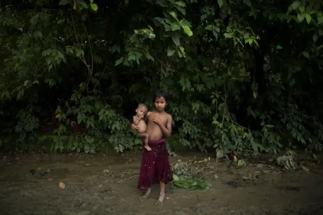 Dos niños, refugiados rohingyas, en Kutupalong, Bangladesh, el 13 de septiembre de 2017.