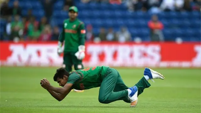 বাতাসে ঝাপিয়ে পড়ে রস টেইলরের ক্যাচ ধরেছেন মোস্তাফিজুর রহমান