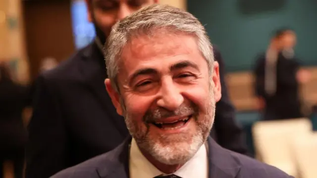 2021'in sonunda görev gelen Nureddin Nebati, 2023 yazına kadar Hazine ve Maliye Bakanı olarak görev yaptı. Nebati fotoğrafta gülümsüyor.