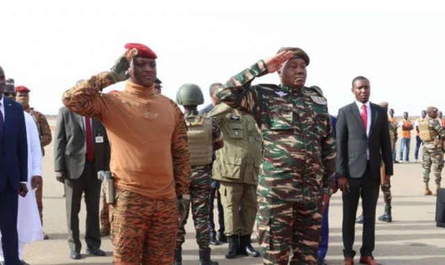 ንቡርኪናፋሶ ዝመርሕ ዘሎ ካፒቴን ኢብራሂም ቱራኦረ፡ ምስ መራሒ ኒጀር ዝዀነ ጀነራል ዓብዱራሕማኒ ቲናይ