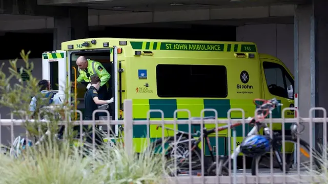 Ambulância transporta vítima feridabaixar sportingbet ioataque contra mesquitas