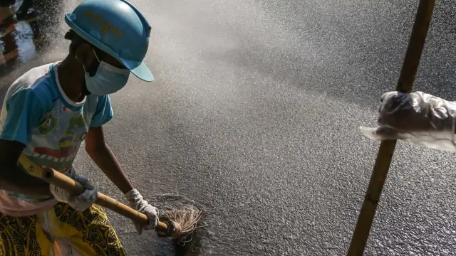 OVID-19 ကြိုတင်ကာကွယ်ရေးအတွက် ပိုးသတ်ဆေးဖျန်းတာတွေ ပြုလုပ်လာ