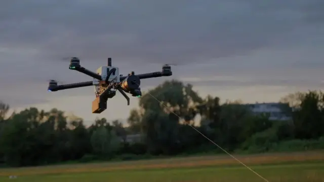 Дрон на оптоволокні