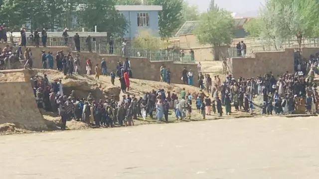 سقوط هلیکوپتر نظامی در غور یک کشته و ۱۲ زخمی برجا گذاشت - BBC News فارسی