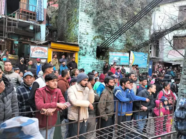 प्रदर्शन हेर्दै आम मानिस