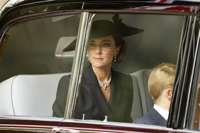 Fotografia colorida mostra Catherine Middleton dentrodicas bet365 whatsappum carro