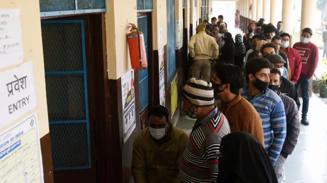 शाळा आणि कॉलेजेस मतदान केंद्र म्हणून वापरणं सोयीचं ठरतं.