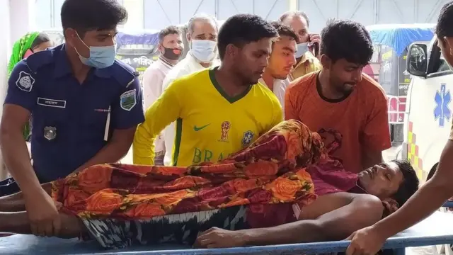 চাঁপাইনবাবগঞ্জে বজ্রপাতে আহতদের একজনকে হাসপাতালে নেওয়া হচ্ছে।