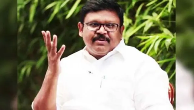 அதிமுக தலைவர்கள் குருபூசை நிகழ்வுகளில் கலந்துகொள்வது குறித்து பதில் அளித்த அவர், ''வாக்குகளை பெறுவதற்காக நாங்கள் இந்த நிகழ்வுகளில் கலந்துகொள்ளவதாக சொல்லமுடியாது. அரசியல் விழிப்புணர்வை பெற்றுள்ள மக்கள், தங்களது சமூகத்திற்கென ஒரு தலைவர், அவரை, பெரும்பான்மை அரசியல் கட்சியில் இருப்பவர்கள் வந்து மரியாதை செய்யவேண்டும் என எண்ணுகிறார்கள். இதுபோல எங்கள் கட்சியை சேர்ந்த தொண்டர்கள் தங்களது சமூக அமைப்புகளில் பொறுப்பில் இருப்பார்கள், அவர்கள் அழைத்தால் அதனை மறுக்கமுடியாது. இதுபோன்ற நிகழ்வில் பங்குகொள்வது விருப்பம் என்பதைத்தாண்டி காலத்தின் கட்டாயம் என்ற நிலை ஏற்பட்டுவிட்டது,''என்கிறார் வைகைச்செல்வன்.