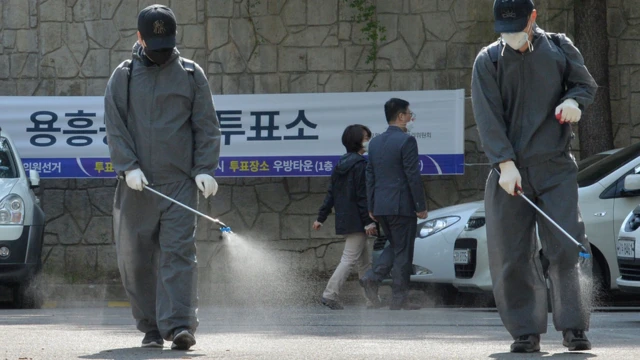 15일 오전 경북 포항시 북구 용흥동 우방아파트 단지 내에 마련된 제4투표소에서 포항시 방역팀이 투표장 주변에 대한 소독작업을 하고 있다
