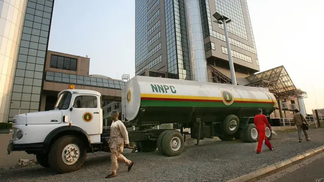 Ụgbọala na-ebu mmanụ ụgbọala nke ụlọọrụ NNPCL 