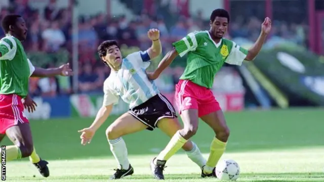 Diego Maradona da ƴan Kamaru