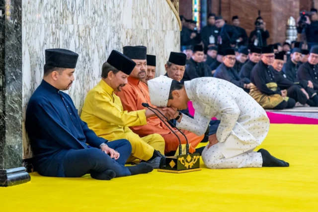 เจ้าชายอับดุล มาทีน ถวายความเคารพแด่สุลต่านฮัสซานัล พระบิดา ขณะประกอบพิธี Akad Nikah ในมัสยิดทองคำ