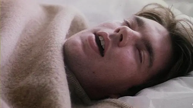 Чоловік, який хропе