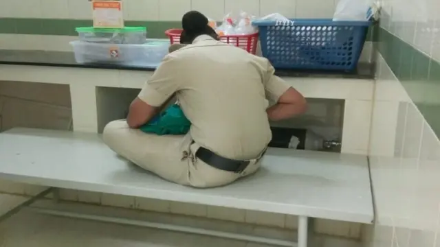 स्तनपान करवाती महिला कॉन्स्टेबल