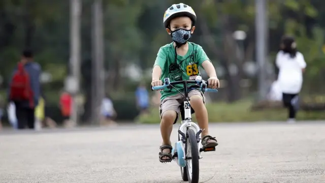 เราคงไม่อยากเห็นภาพลูกหลานออกกำลังกาย แต่ต้องใส่หน้ากากอยู่บ่อย ๆ