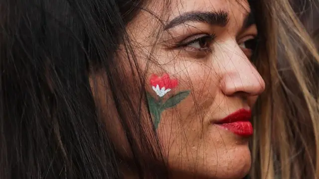 Iranian woman protesting