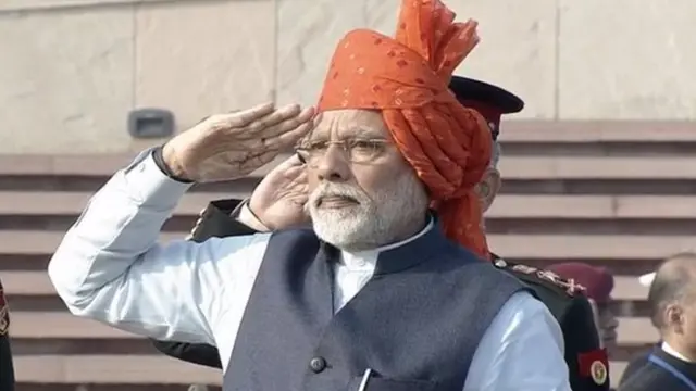 राष्ट्रीय युद्ध स्मारक पर प्रधानमंत्री नरेंद्र मोदी ने शहीद जवानों को सलामी दी