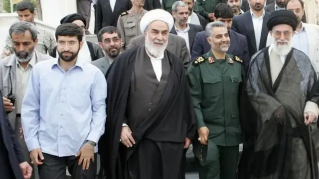 حسین نجات (بی‌سیم به دست، نفر اول از سمت چپ) به تازگی جانشین رئیس سازمان اطلاعات سپاه شده است