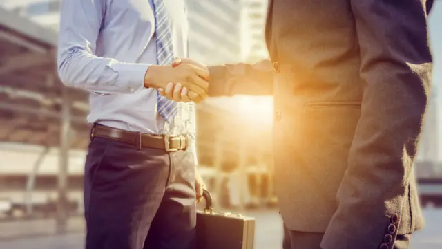 Dos empresarios se dan la mano