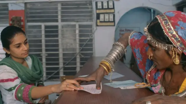 बैंक में एक महिला