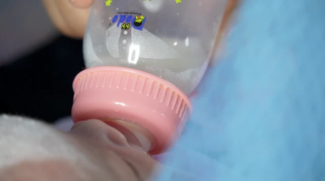 Anak perempuan Nurul tengah meminum susu formula.