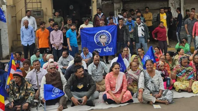 અમદાવાદમાં ખોખરા વિસ્તારમાં ડૉ. આંબેડકરની પ્રતિમાને ખંડિત કરવામાં આવતા લોકોએ વિરોધપ્રદર્શન કર્યું હતું