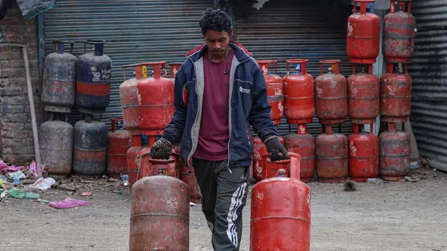 হরমুজ প্রণালী বন্ধ থাকায় বিভিন্ন দেশে জ্বালানি সংকট বাড়ছে