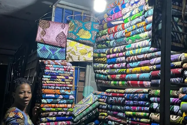 Une vendeuse de pagne