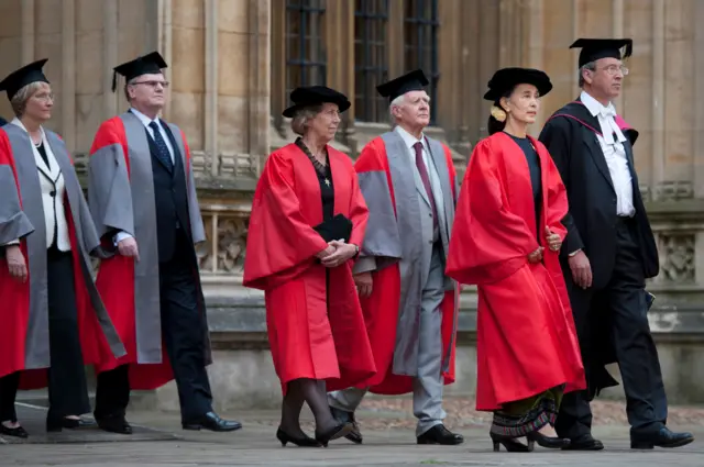 အောက်စဖို့ဒ်မှာ ဂုဏ်ထူးဆောင်ပါရဂူဘွဲ့ ရခဲ့တဲ့ ဒေါ်အောင်ဆန်းစုကြည်