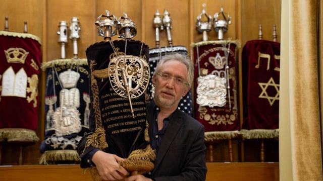 Ruben segurando um pergaminho da Torá